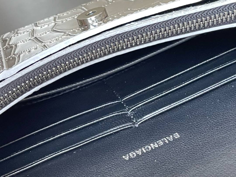 Balenciagα's heavyweight hourglass bag chain bag