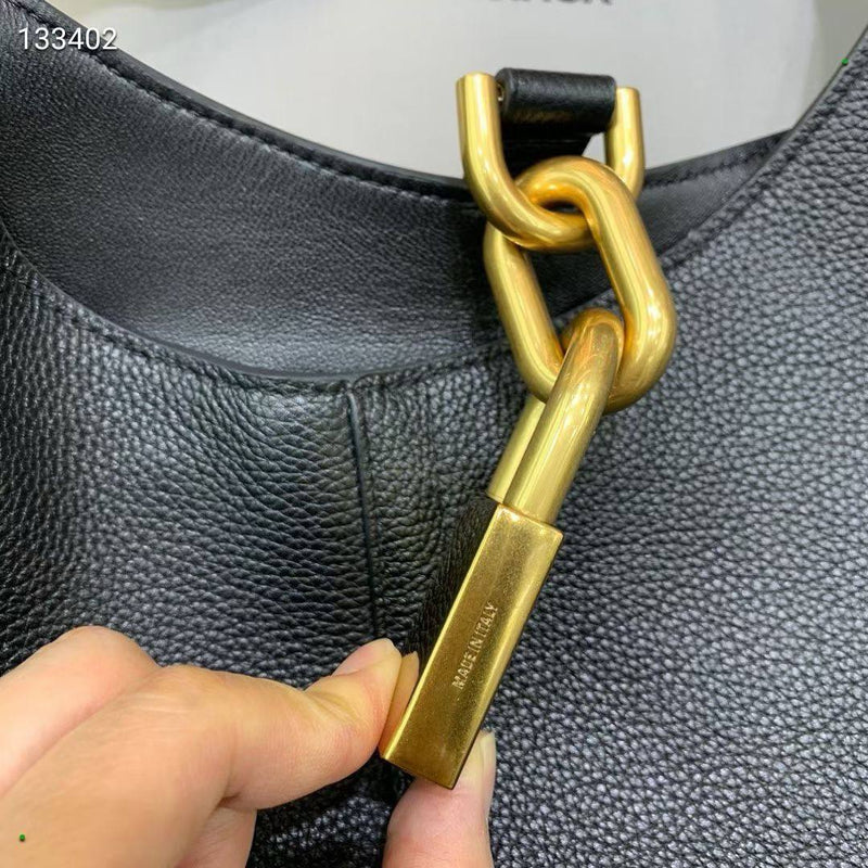 حقيبة هوبو بقفل من الجلد